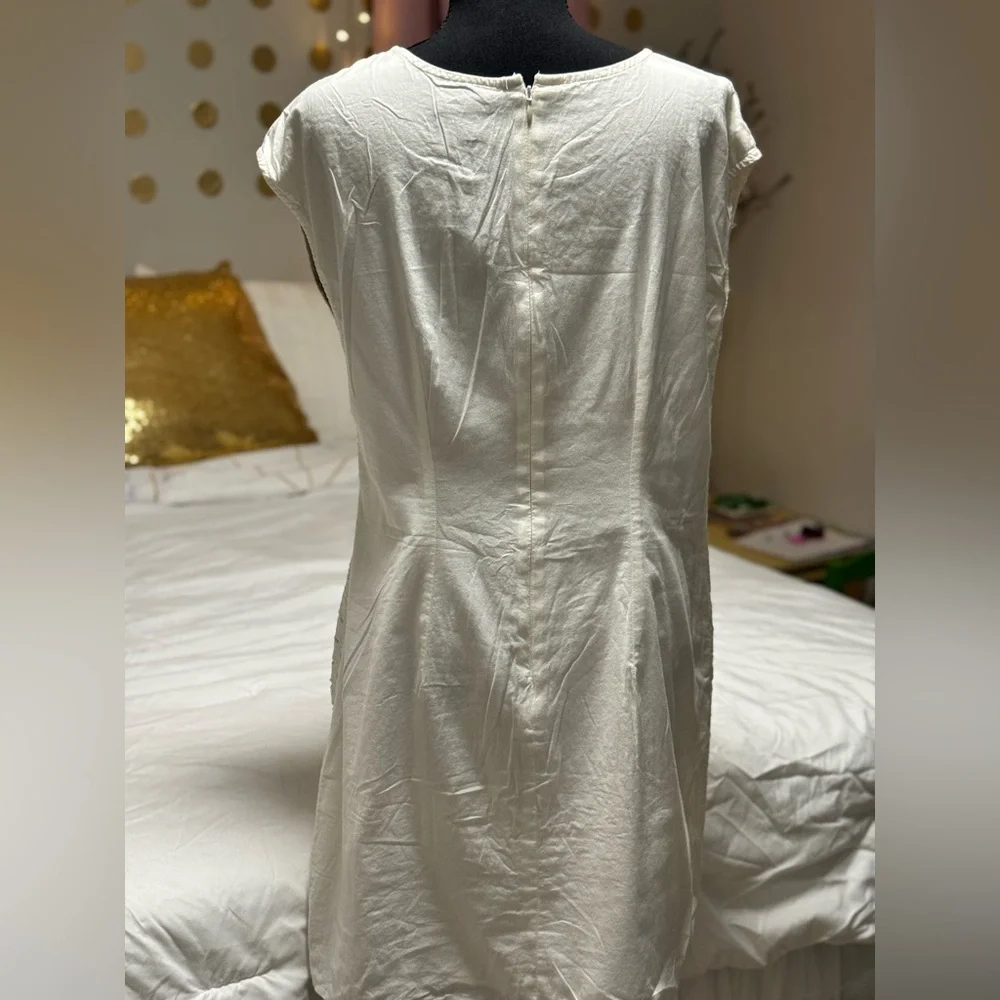 Old Navy White Eyelet Lace Sleeveless Top – Classic Summer Blouse (Size M) - Picture 2 of 4